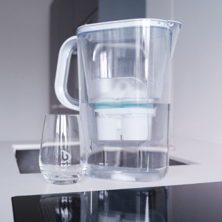 Dzbanek filtrujący BWT Aqualizer ze wskaźnikiem LED. Dzbanek z dwoma wkładami magnezowymi.