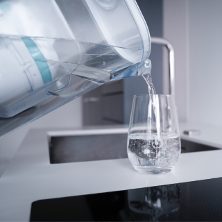 Dzbanek filtrujący BWT Aqualizer ze wskaźnikiem LED. Dzbanek z dwoma wkładami magnezowymi.