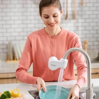 Filtr wody na kran Philips AWP3704. Filtrowana woda wprost z Twojego kranu w kuchni.