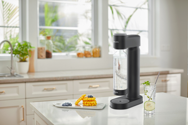 Dyspenser Philips GoZero ADD4901BK/10 z podłączoną butelką