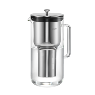 Szklany dzbanek filtrujący wodę Aarke Purifier. Opatentowany dzbanek ze szkła i stali nierdzewnej z filtrem BWT.