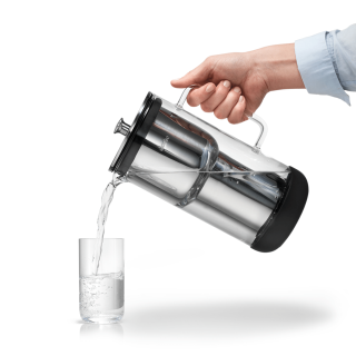 Szklany dzbanek filtrujący wodę Aarke Purifier. Opatentowany dzbanek ze szkła i stali nierdzewnej z filtrem BWT.