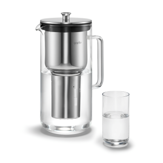 Szklany dzbanek filtrujący wodę Aarke Purifier. Opatentowany dzbanek ze szkła i stali nierdzewnej z filtrem BWT.