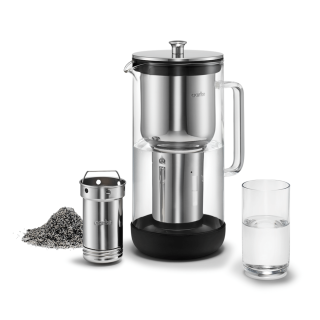 Szklany dzbanek filtrujący wodę Aarke Purifier. Opatentowany dzbanek ze szkła i stali nierdzewnej z filtrem BWT.