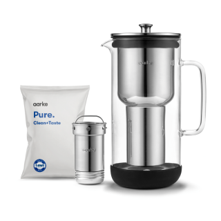 Szklany dzbanek filtrujący wodę Aarke Purifier. Opatentowany dzbanek ze szkła i stali nierdzewnej z filtrem BWT.