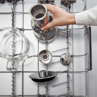 Szklany dzbanek filtrujący wodę Aarke Purifier. Opatentowany dzbanek ze szkła i stali nierdzewnej z filtrem BWT.