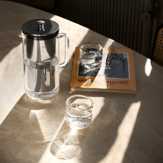 Szklany dzbanek filtrujący wodę Aarke Purifier. Opatentowany dzbanek ze szkła i stali nierdzewnej z filtrem BWT.