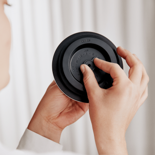 Szklany dzbanek filtrujący wodę Aarke Purifier. Opatentowany dzbanek ze szkła i stali nierdzewnej z filtrem BWT.