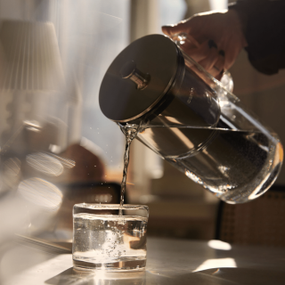 Szklany dzbanek filtrujący wodę Aarke Purifier. Opatentowany dzbanek ze szkła i stali nierdzewnej z filtrem BWT.