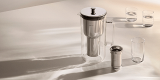 Szklany dzbanek filtrujący wodę Aarke Purifier. Opatentowany dzbanek ze szkła i stali nierdzewnej z filtrem BWT.