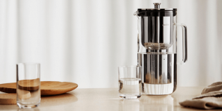 Szklany dzbanek filtrujący wodę Aarke Purifier. Opatentowany dzbanek ze szkła i stali nierdzewnej z filtrem BWT.