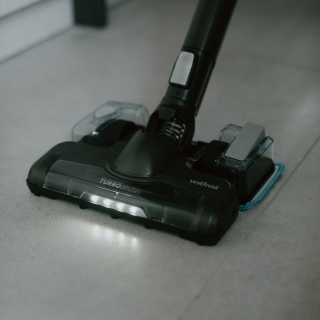 Odkurzacz bezprzewodowy z mopem Vestfrost VF-VM4501GS AQUA Plus Power. Odkurzacz akumulatorowy, stojący. Wydajny odkurzacz z funkcją mopowania.