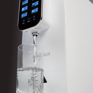 Dystrybutor wody nablatowy Miraqua Alfa. Dystrybutor ze zbiornikiem wody, bez podłączenia do sieci.