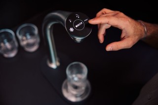 kran filtrujący wodę brita c-tap z wodą schłodzoną