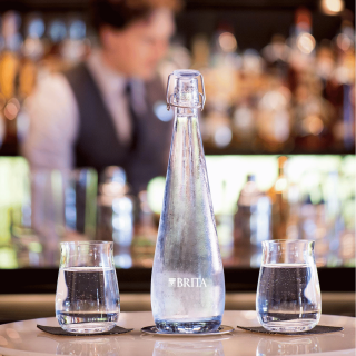 Szklana butelka BRITA Swing. Szkło do gastronomii, hotelu z możliwością personalizacji.