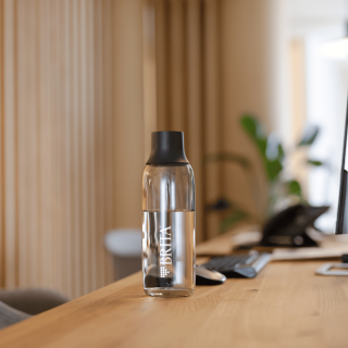 Elegancka butelka HoReCa BRITA Wave. Szklana butelka do kawiarni, restauracji, hotelu.