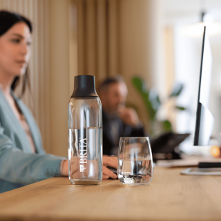 Elegancka butelka HoReCa BRITA Wave. Szklana butelka do kawiarni, restauracji, hotelu.