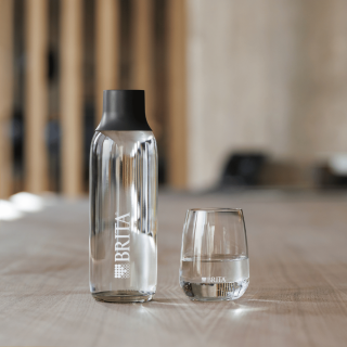 Elegancka butelka HoReCa BRITA Wave. Szklana butelka do kawiarni, restauracji, hotelu.