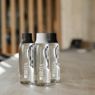 Elegancka butelka HoReCa BRITA Wave. Szklana butelka do kawiarni, restauracji, hotelu.