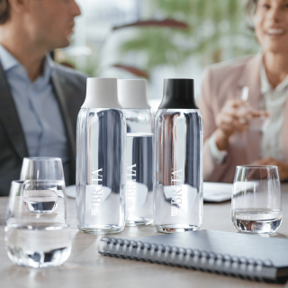 Elegancka butelka HoReCa BRITA Wave. Szklana butelka do kawiarni, restauracji, hotelu.