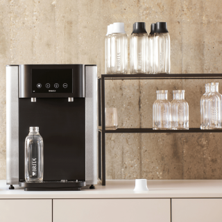 Elegancka butelka HoReCa BRITA Wave. Szklana butelka do kawiarni, restauracji, hotelu.