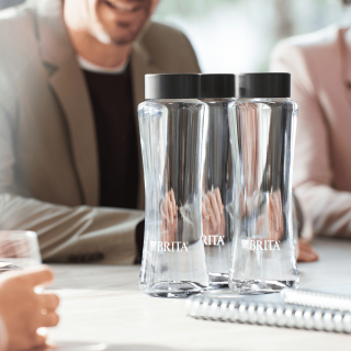 Szklana butelka BRITA Twist. Idealnie dopasowana karafka do dystrybutorów BRITA.