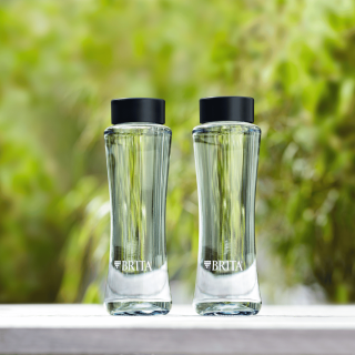 Szklana butelka BRITA Twist. Idealnie dopasowana karafka do dystrybutorów BRITA.