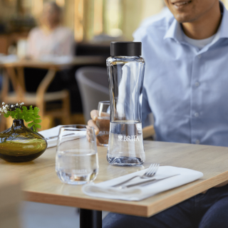 Szklana butelka BRITA Twist. Idealnie dopasowana karafka do dystrybutorów BRITA.