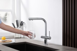 bateria kuchenna z wyciąganą wylewką w kolorze chrom