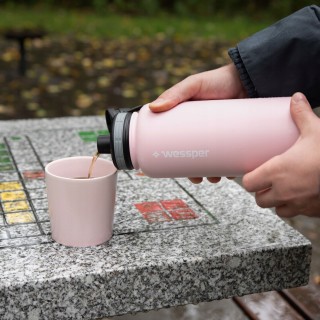 Różowy bidon termiczny na wodę