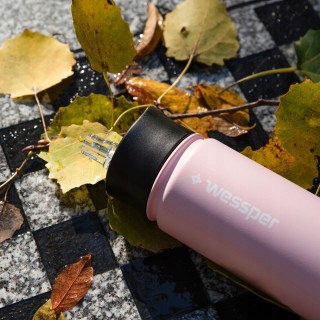 Różowy bidon termiczny na wycieczke