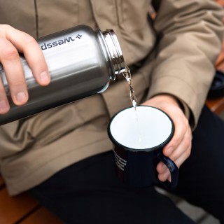 Pojemna butelka na biwak w kolorze srebrnym