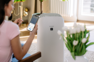 inteligentny oczyszczacz powietrza sterowany za pomocą telefonu SHARP UA-KCP100E-W