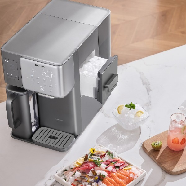 Philips ADD6922DG z kostkarką na stole w kuchni