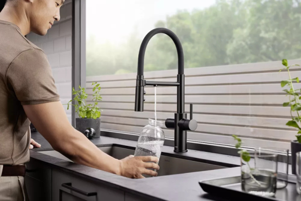 wygodne nalewanie wody filtrowanej z baterii blanco