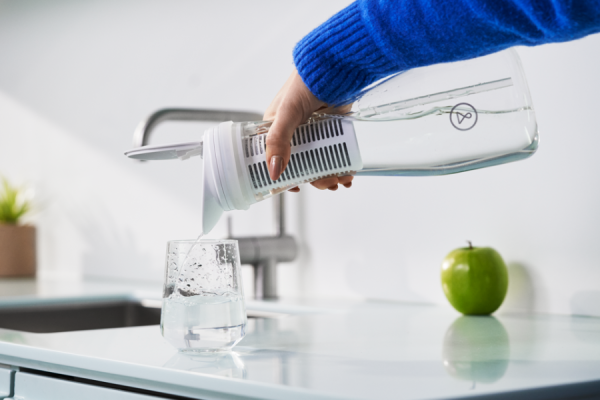 nalewanie wody do szklanki z karafki tappwater