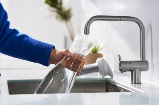 przepływ wody do 2 litrow na minutę z karafką tappwater