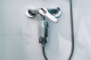 srebrny filtr prysznicowy tappwater