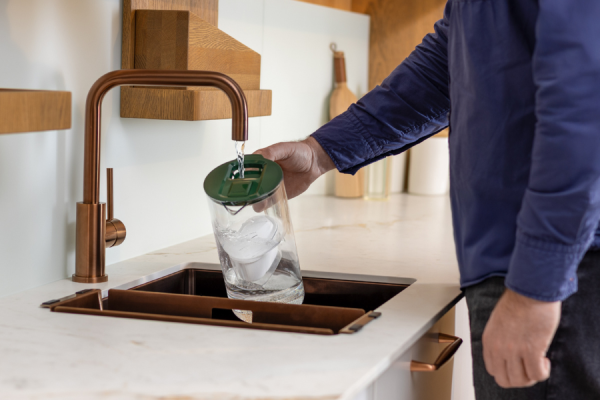 wygodne nalewanie wody do dzbanka filtrującego wessper