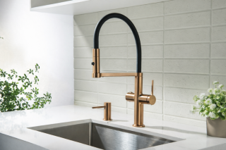 miedziana bateria kuchenna z przełącznikiem strumienia wody