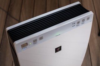 Sharp KCF32EUW oczyszczacz powietrza z nawilżaczem. Polecany oczyszczacz dla alergika i na smog.