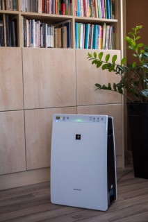Sharp KCF32EUW oczyszczacz powietrza z nawilżaczem. Polecany oczyszczacz dla alergika i na smog.