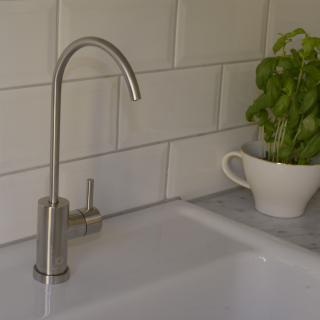 Bluewater Exclusive bateria do wody filtrowanej. Kran ze szczotkowanej stali nierdzewnej. Kompletna bateria z przyłączem John Guest.